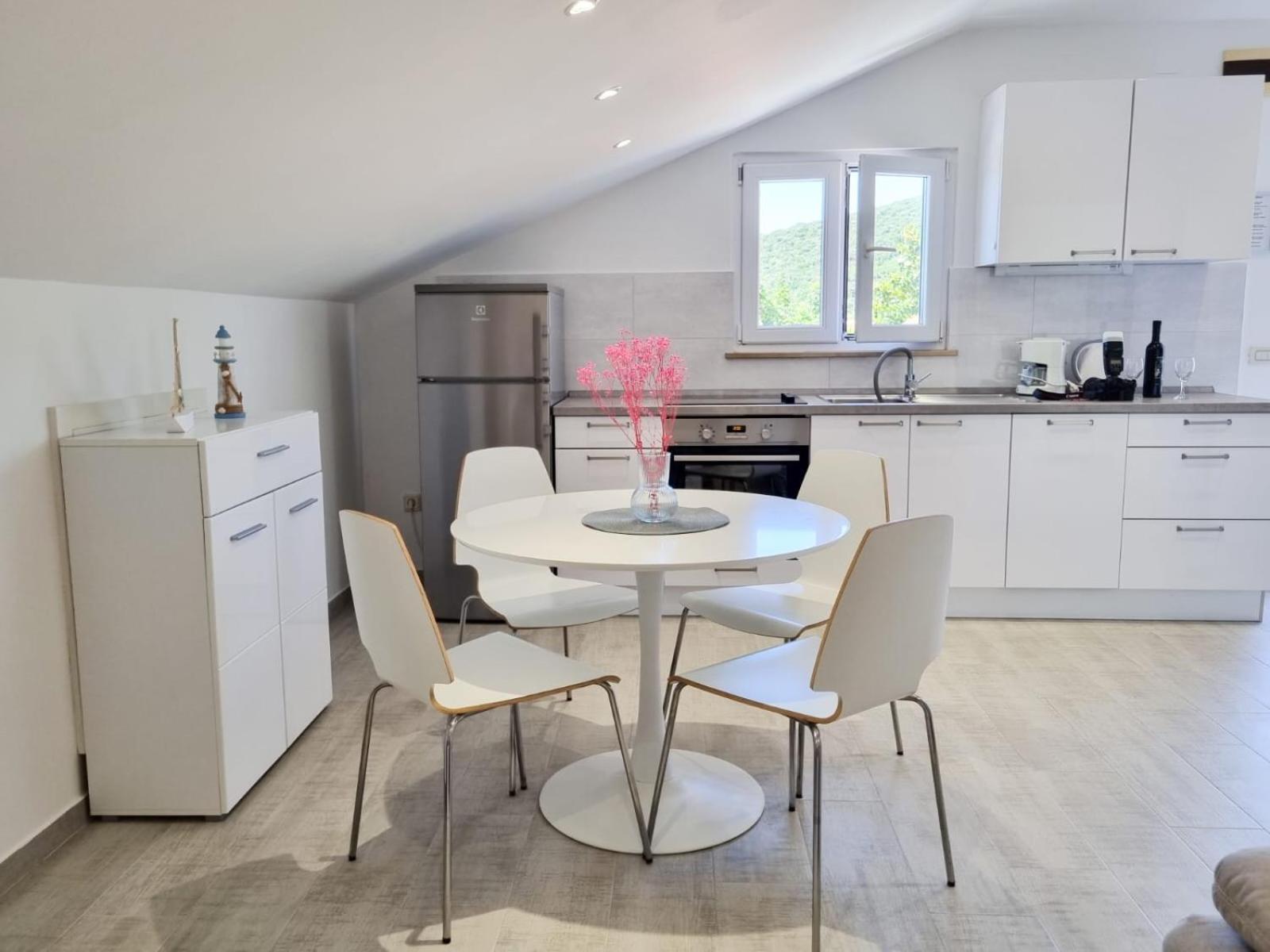 Apartments Miovic Молунат Стая снимка